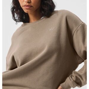 Alo Accolade Crewneck Gravel